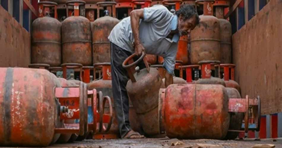1 अक्टूबर से सब्सिडी वाले LPG सिलेंडर के लिए बायोमेट्रिक आधार ऑथेंटिकेशन अनिवार्य