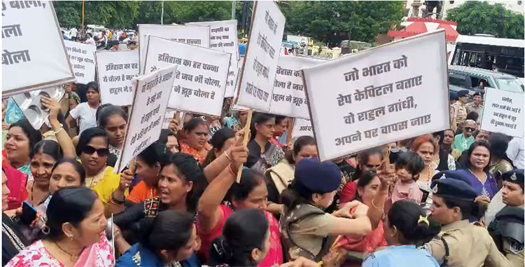 राहुल गांधी के खिलाफ इंदौर में महिलाओं का हाई वोल्टेज प्रोटेस्ट